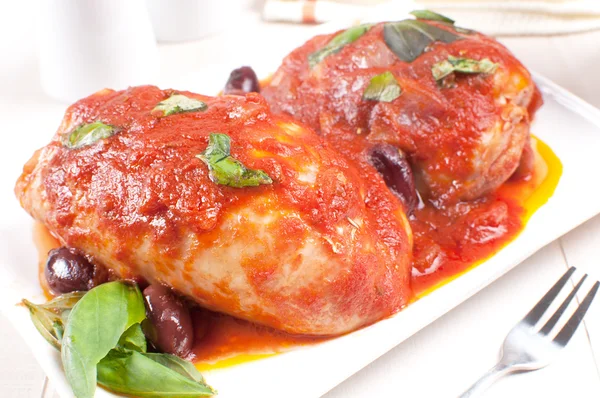Chicken braised with basil, tomato sauce and olives — Stock Photo, Image