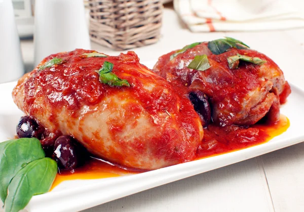 Chicken thighs or breasts in tomato sauce — Stock Photo, Image