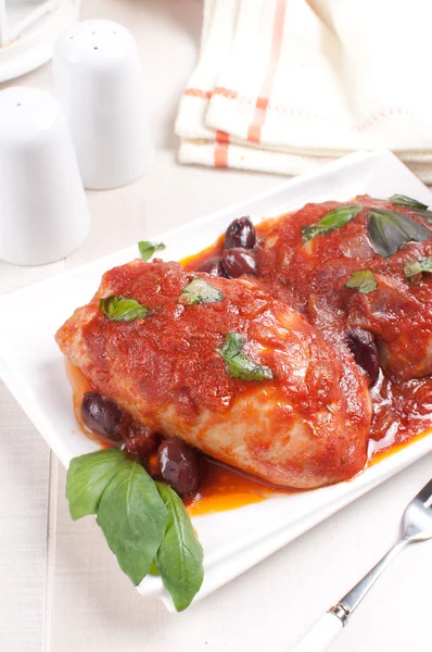 Braised chicken thighs with tomato sauce — Stock Photo, Image