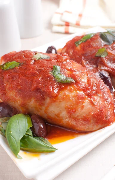 Cosce di pollo con salsa di pomodoro — Foto Stock