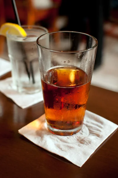 Bebida fria no copo com condensação Fotos De Bancos De Imagens