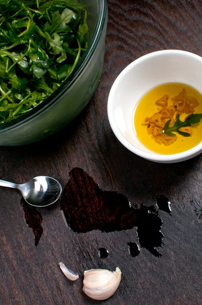 Czosnek sos sałatkowy olej rozlany — Zdjęcie stockowe