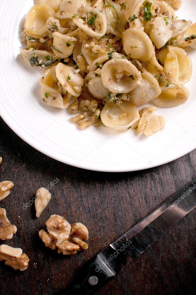 Cooked pasta with walnut sauce