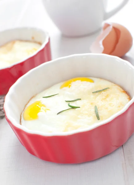 Baked eggs breakfast with herbs — Stock Photo, Image