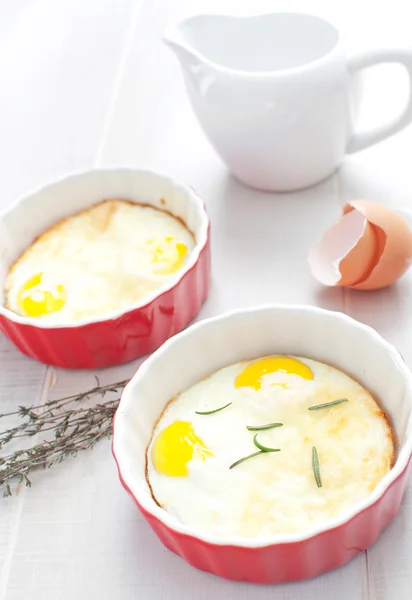Cooked eggs with cheese and herbs — Stock Photo, Image