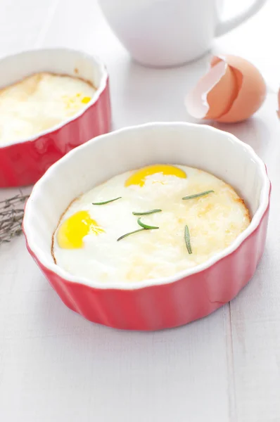 Eggs shells and cooked breakfast — Stock Photo, Image