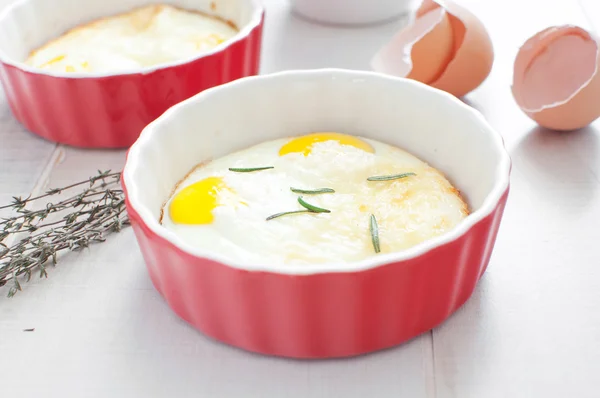 Cooking eggs baked with thyme and rosemary — Stock Photo, Image