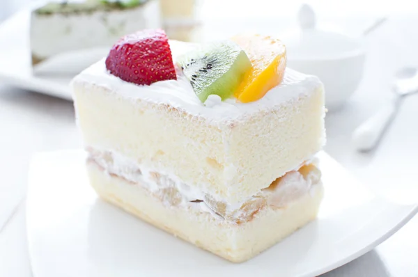 Gâteau aux fruits avec mousse crème — Photo