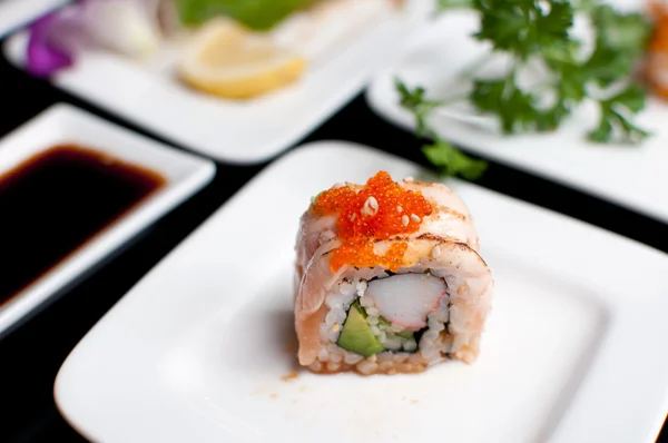 Solo rollo de sushi en plato — Foto de Stock