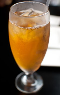 buzlu çay bardağına yoğunlaşma ile