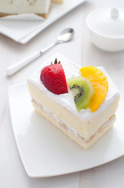 Essen von Obst und Sahne weißer Kuchen — Stockfoto