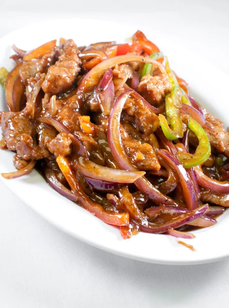 Carne chinesa com legumes em molho azedo doce — Fotografia de Stock