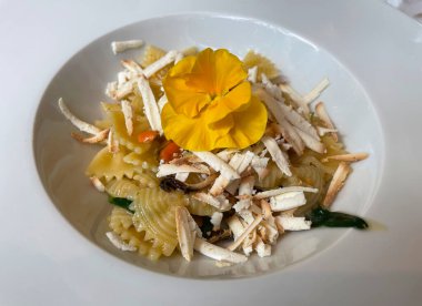 Farfalle Makarnası taze ıspanak, midye ve füme ricotta (Farfalle con spinacino fresco, cozze e ricotta affumicata). 