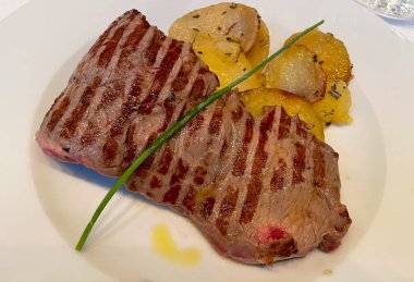 Biberiye patatesli biftek (Biberiye carne di manzo con patate al Rosmarino).