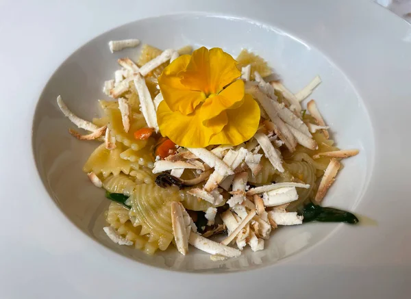 Farfalle Makarnası taze ıspanak, midye ve füme ricotta (Farfalle con spinacino fresco, cozze e ricotta affumicata). 