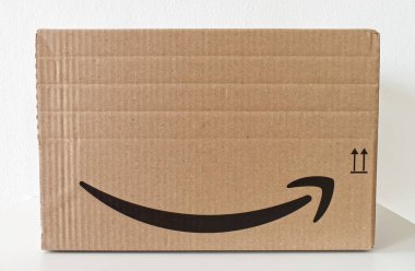 Bologna - İtalya - 21 Eylül 2021: Amazon Prime paket kutusu beyaz arka planda izole edildi