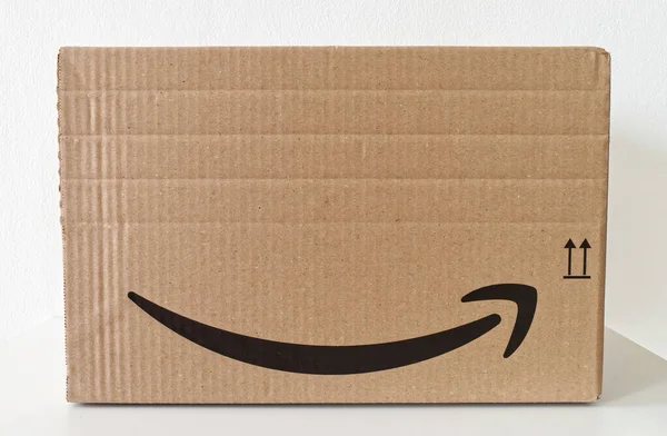 Bologna Italien September 2021 Amazon Prime Paketbox Isoliert Auf Weißem — Stockfoto