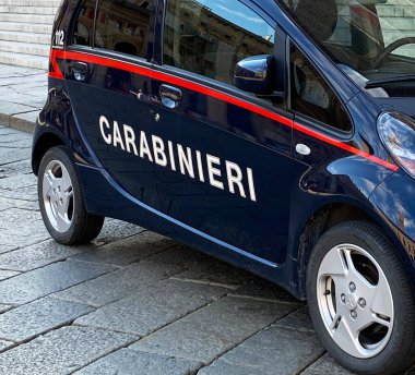 Bologna - İtalya - 10 Ekim 2021: İtalyan jandarması Bologna 'da bir servis arabasının kapısına imza attı.