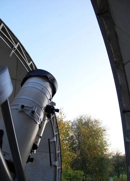 天文台のドーム内の光望遠鏡 宇宙の概念を見ると — ストック写真