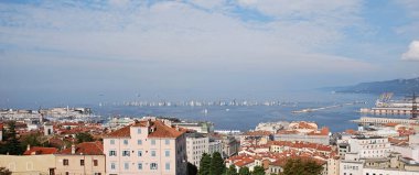 Trieste 'nin manzarası. Limanın ve Trieste kasabasının panorama manzarası. İtalya