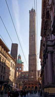Bolonya - İtalya - 20 Şubat 2021: Bologna 'daki ünlü ortaçağ kulesi Asinelli. Torre degli Asinelli. Bologna. İtalya