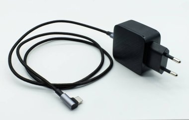 Beyaz arkaplanda izole edilmiş kablo ile elektrik dağıtımı hızlı şarj edici