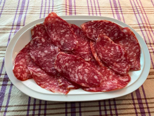 Délicieuses Tranches Italiennes Salami Salame Isolées Sur Fond Rustique Italie — Photo
