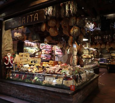 Bologna - İtalya - 28 Aralık 2020: Bologna şehir merkezindeki geleneksel Noel yemeklerinin vitrini. Lezzetli bir Noel yemeği dükkanı. İtalya