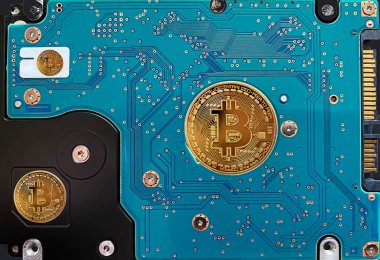 Hard Disk bilgisayarında Dijital Altın Bitcoin. Yeni teknoloji ekonomi kavramı.