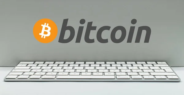 Bitcoin Υπογράψει Υπολογιστή Πληκτρολόγιο Λευκό Τραπέζι Νέα Έννοια Της Τεχνολογικής — Φωτογραφία Αρχείου