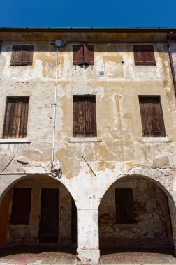 Cittadella kasabasındaki eski bir ortaçağ binasının cephesi. Padova, İtalya.