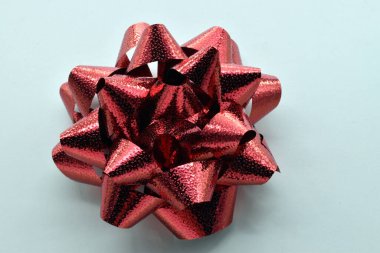 Noel hediyesi paketleme yayı. Büyük parlak kırmızı fiyonk