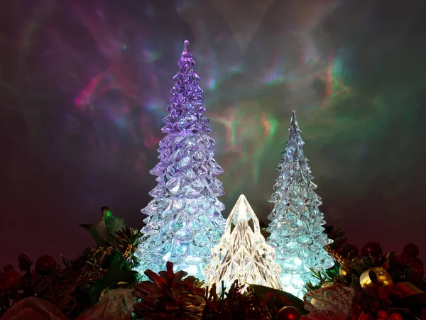Иллюминированные Рождественские Деревья Изолированные Красочном Размытом Фоне — стоковое фото