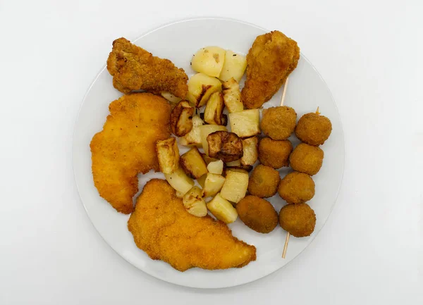 Τηγανητό Κοτόπουλο Νόστιμες Ψητές Πατάτες Και Ελιές Ascolane Άνω Όψη — Φωτογραφία Αρχείου