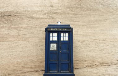 Ahşap arka planda izole edilmiş bir polis kulübesi. Doctor Who 'dan TARDIS. Metnin için kopyalama alanı olan üst görünüm.
