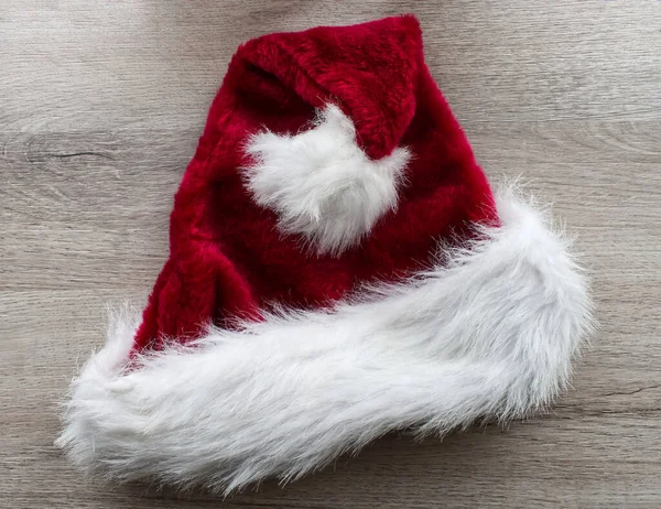 Шляпа Санта Клауса Изолирована Деревянном Фоне Концепция Счастливого Рождества Нового — стоковое фото