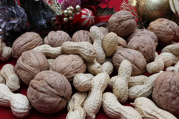 Ořechy Arašídy Stůl Vyzdobený Vánocům Vánoční Stůl — Stock fotografie