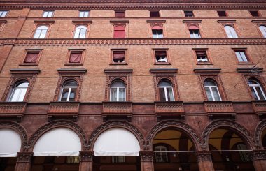 Bologna tarihi merkezinde eski Rönesans tarzı saray cephesi. İtalya.