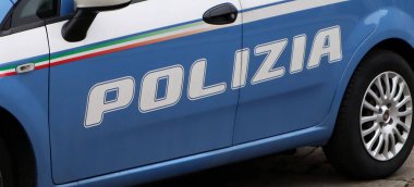 Bolonya 'da bir İtalyan polis arabasında polis imzası var. İtalya
