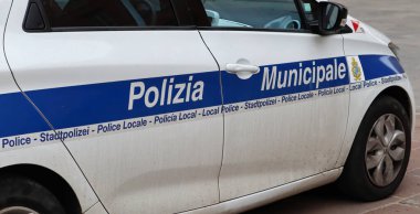 İtalyan Polizia Belediyesi arabası Bologna şehir merkezinde park halinde. İtalya