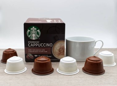 Bologna - İtalya - 5 Aralık 2021: Starbucks Cappuccino kapsülü ahşap masada izole edildi