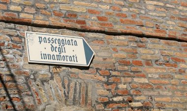 Gradara - Pesaro, İtalya, 5 Ağustos 2015: Aşıkların Yürüyüşü (Passeggiata degli innamorati) sokak tabelası. Gradara Kalesi, İtalya