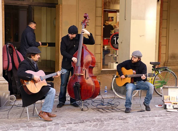 Bologna - İtalya - 16 Mart 2013: Bologna 'nın tarihi şehir merkezinde caz çalan genç sokak müzisyenleri. Etkinlik halka bedavaydı.. 