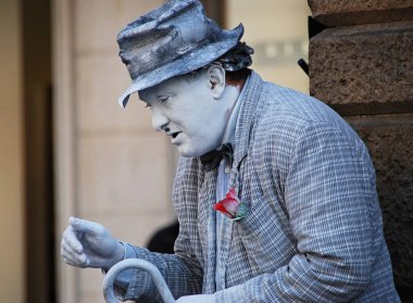 Padova sokaklarında Charlie Chaplin gibi giyinmiş pandomimci. İtalya