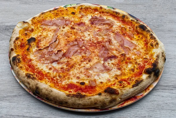 Italiano Presunto Queijo Mozzarella Pizza Fundo Madeira — Fotografia de Stock