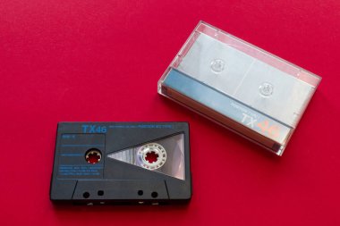 Kırmızı arka planda klasik ses kaseti ve kaset kaseti. 90 'ların teknolojisi..