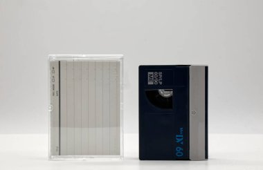 Beyaz arka planda kaset kutusu olan klasik Mini DV video kaset. 90 'lardan kalma Retro stil teknolojisi