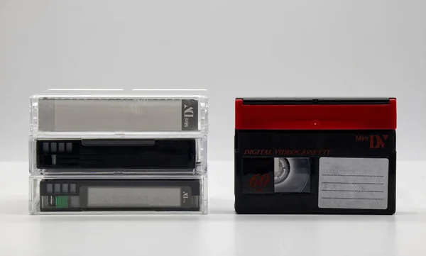 白の背景にカセットボックス付きヴィンテージミニDvビデオテープカセット 90年代のレトロスタイル技術 — ストック写真