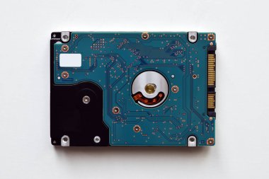 Bilgisayar sabit diski beyaz arkaplanda izole edildi. Teknoloji sürücüsü deposu