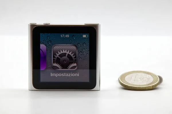 ボローニャ イタリア 2022年2月27日 1ユーロ硬貨とのApple Ipodナノサイズの比較 ヴィンテージ技術 — ストック写真